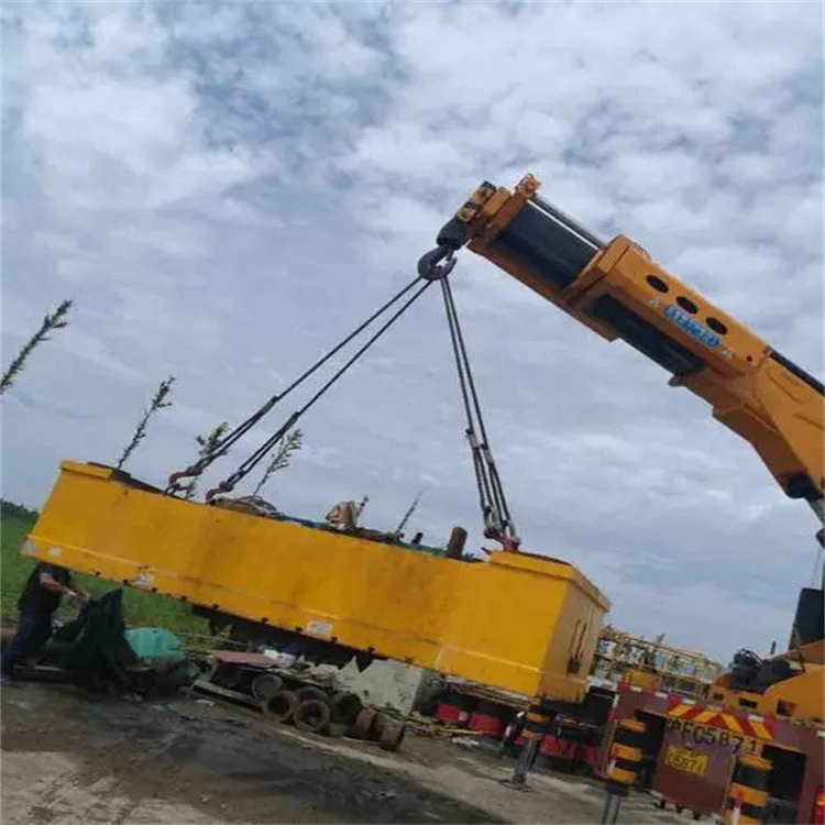 通城吊运集装箱的吊车